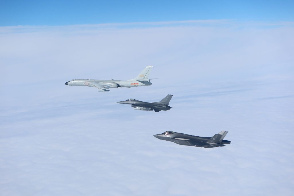 رهگیری هواپیماهای جاسوسی روسیه توسط جنگنده‌های F-16 آمریکا در آلاسکا