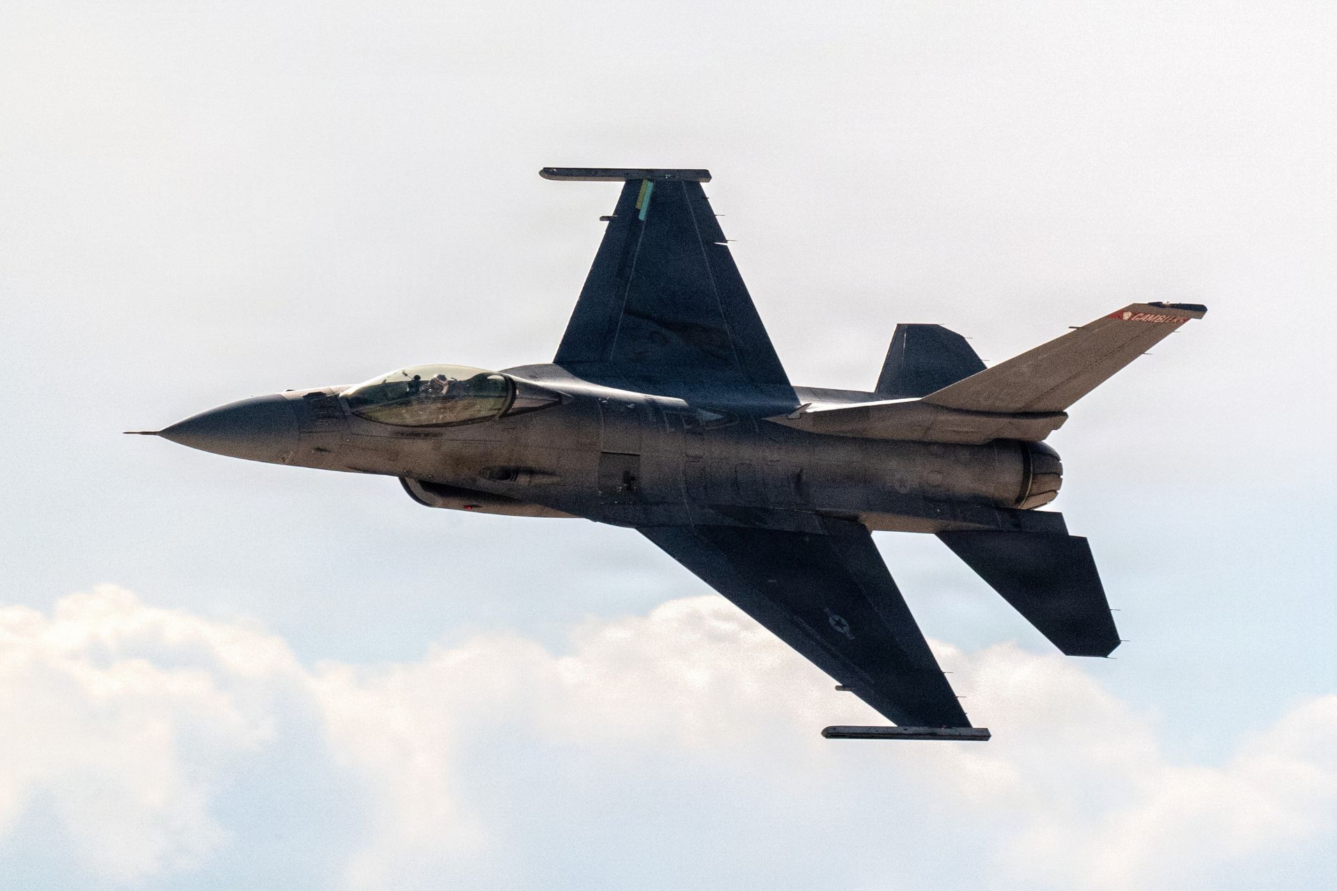 جنگنده F-16 با سیستم جنگ الکترونیک و رادار جدید در حال پرواز